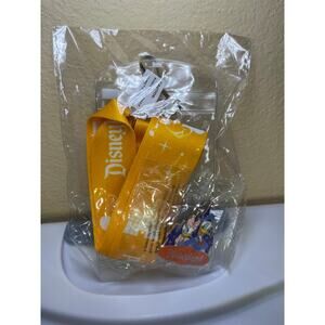 Disney lanyard with Donald and Daisy Castle pin Disneyland - NWT